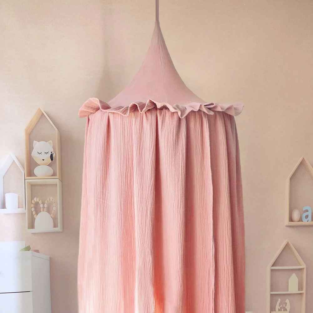 ciel de lit bébé rose dans une chambre