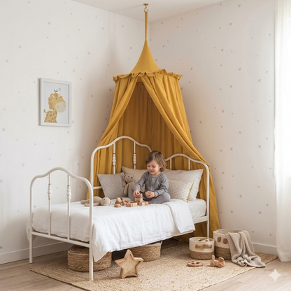 ciel de lit jaune baldaquin et enfant sur un lit