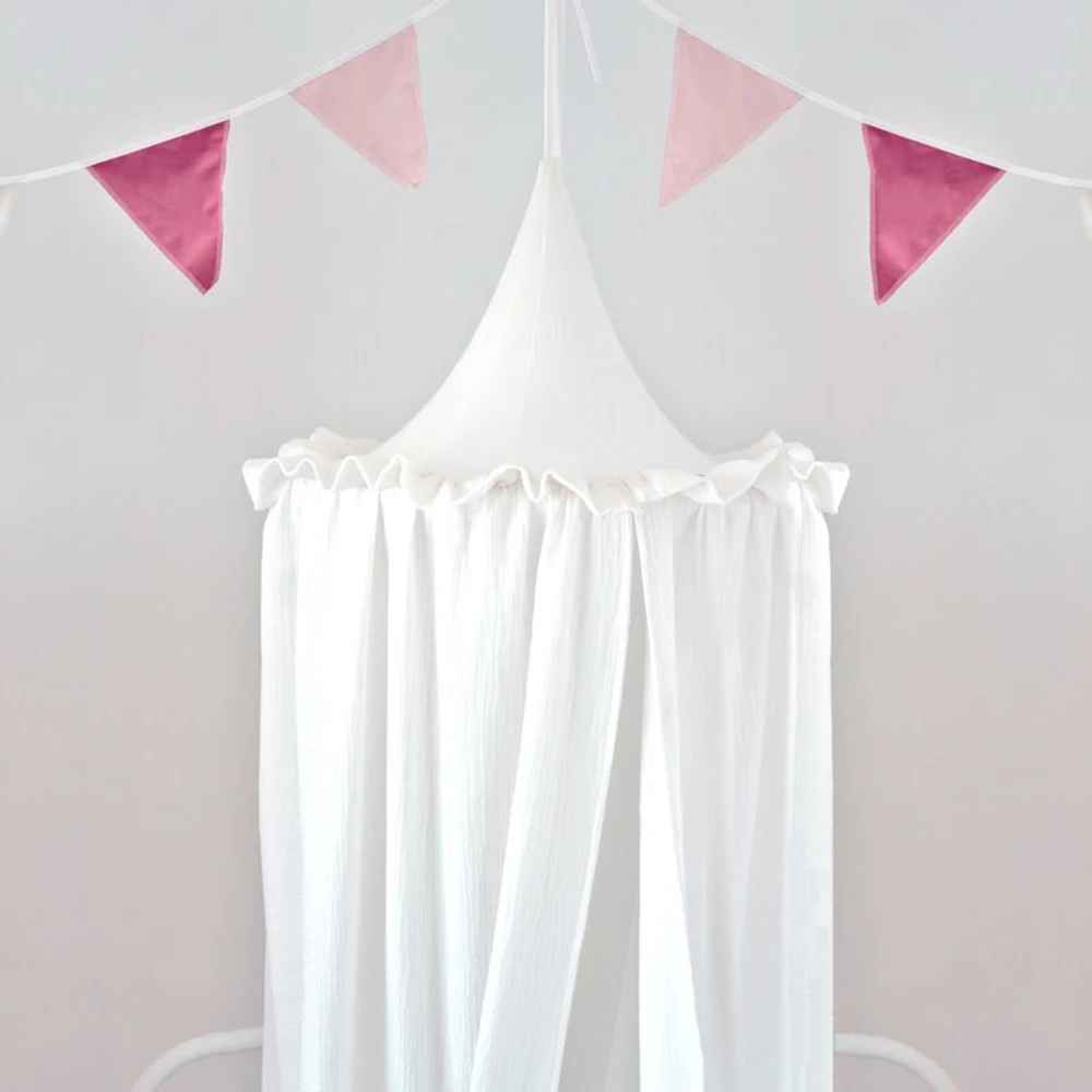 ciel de lit blanc suspendu