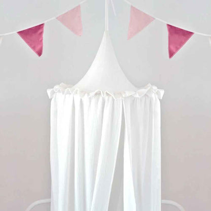 ciel de lit blanc suspendu
