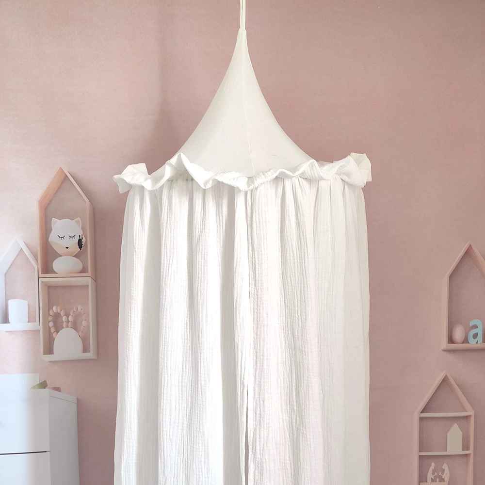 ciel de lit blanc dans une chambre d'enfants