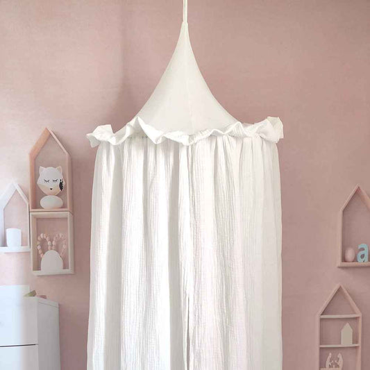 ciel de lit blanc dans une chambre d'enfants