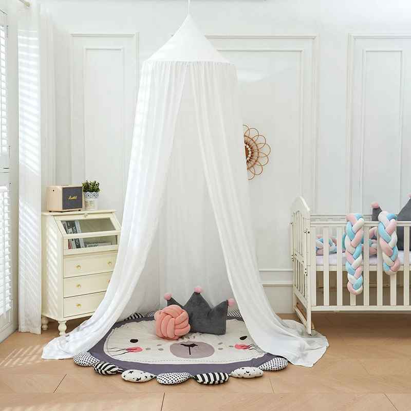 ciel de lit blanc et chambre
