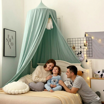 ciel de lit vert avec enfant et parents
