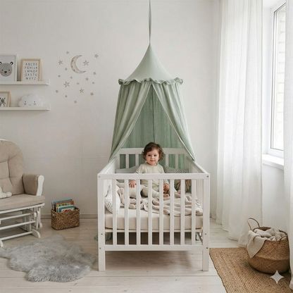 ciel de lit baldaquin vert dans une chambre d'enfants