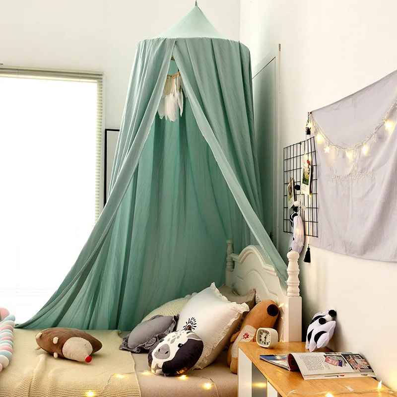 ciel de lit vert dans une chambre d'enfant