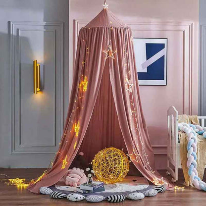 ciel de lit vieux rose dans une chambre