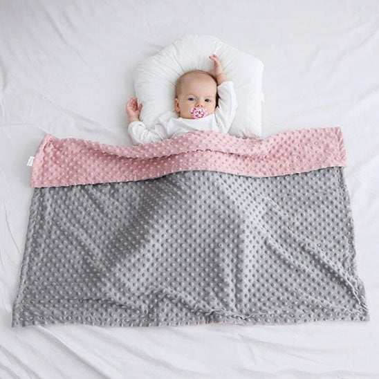 Couverture bébé bicolore gris rose avec bébé