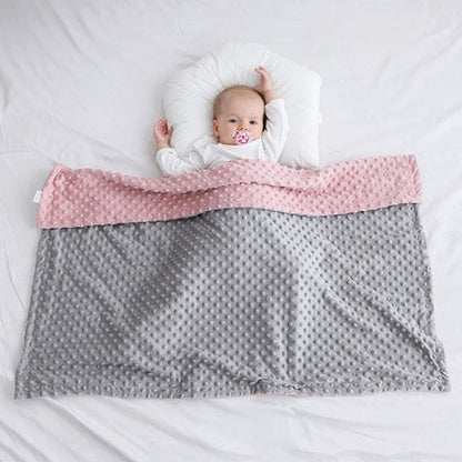 Couverture bébé bicolore gris rose avec bébé