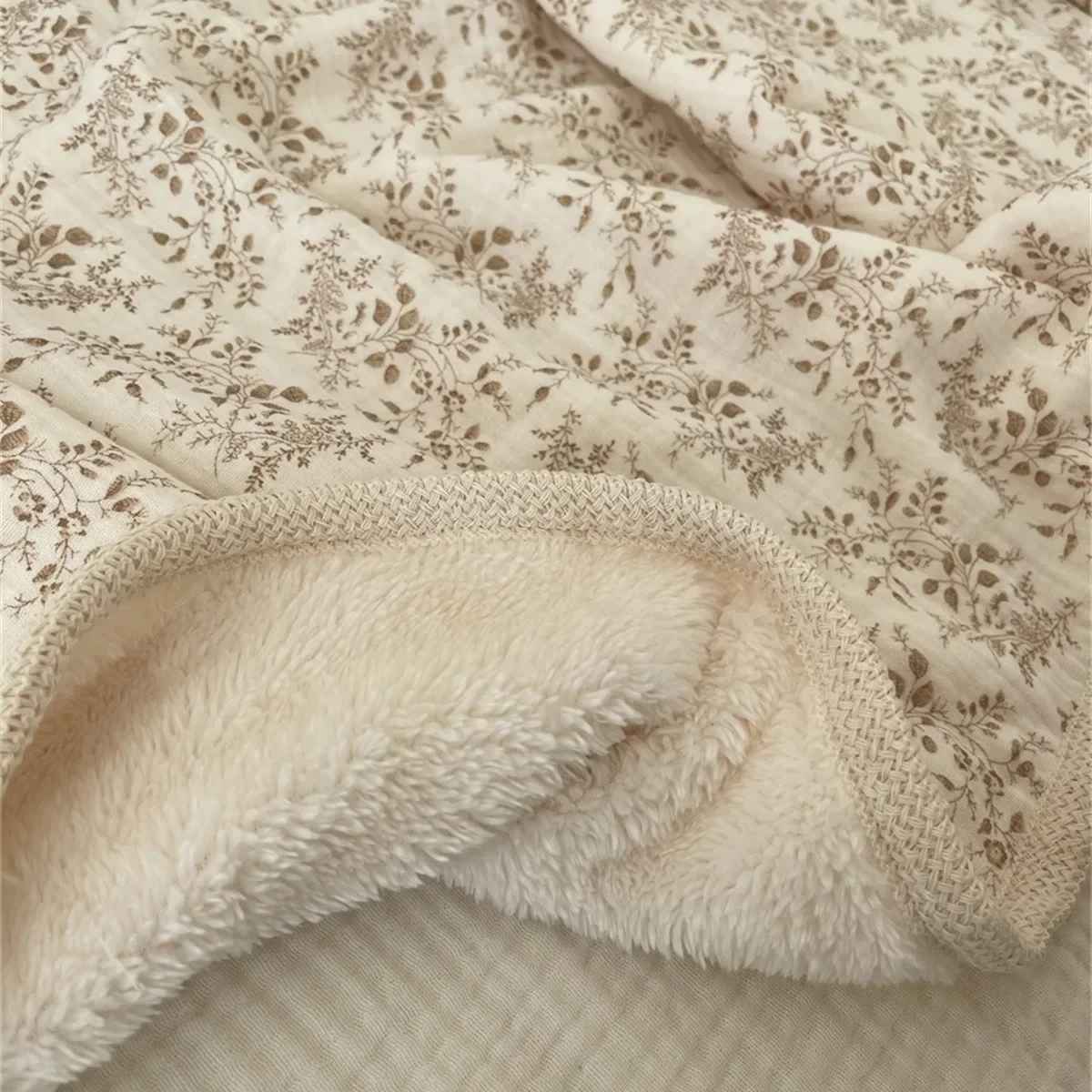 Couverture bébé fleurs beiges