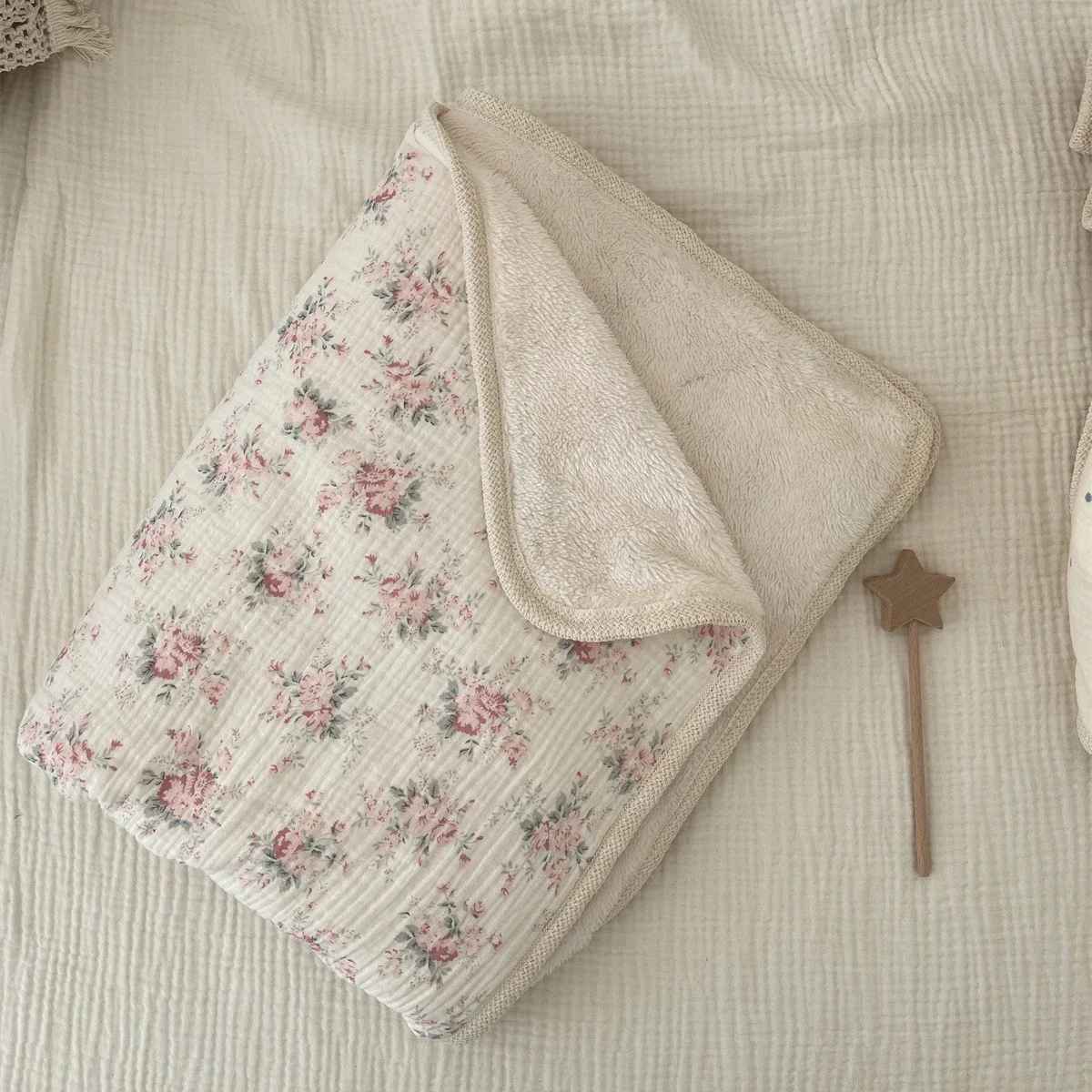 Couverture bébé fleurs roses