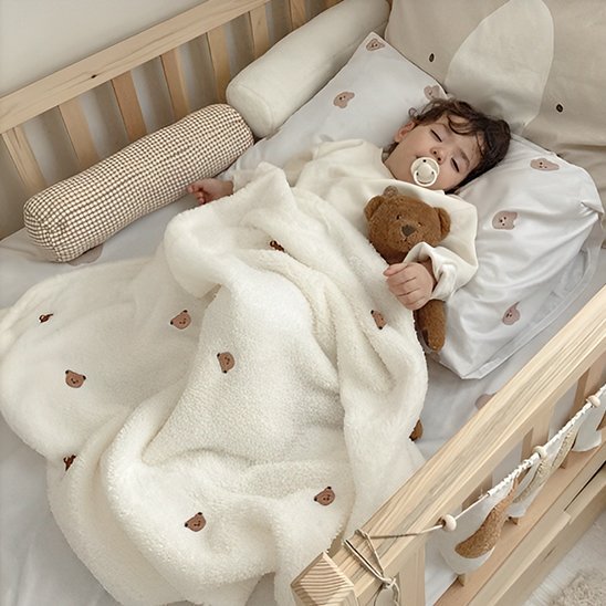 Couverture bébé blanc à motifs ours