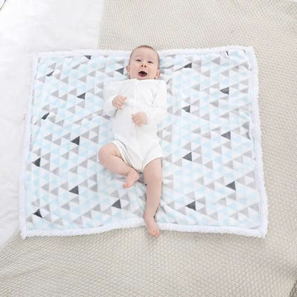 couverture en polaire bleu gris et bébé