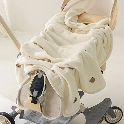 Couverture bébé blanche ours dans une poussette