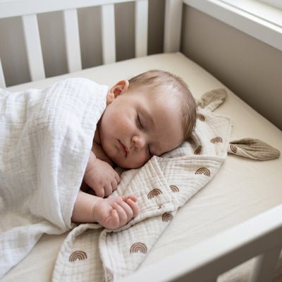 Doudou lapin beige ou blanc motif arc  en  ciel en coton naturel