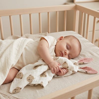 Doudou lapin oreilles roses et bébé qui dort