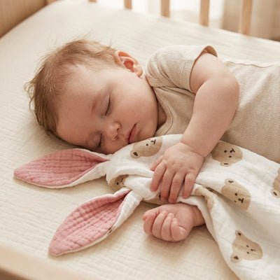 Doudou lapin coton mousseline avec bébé qui dort