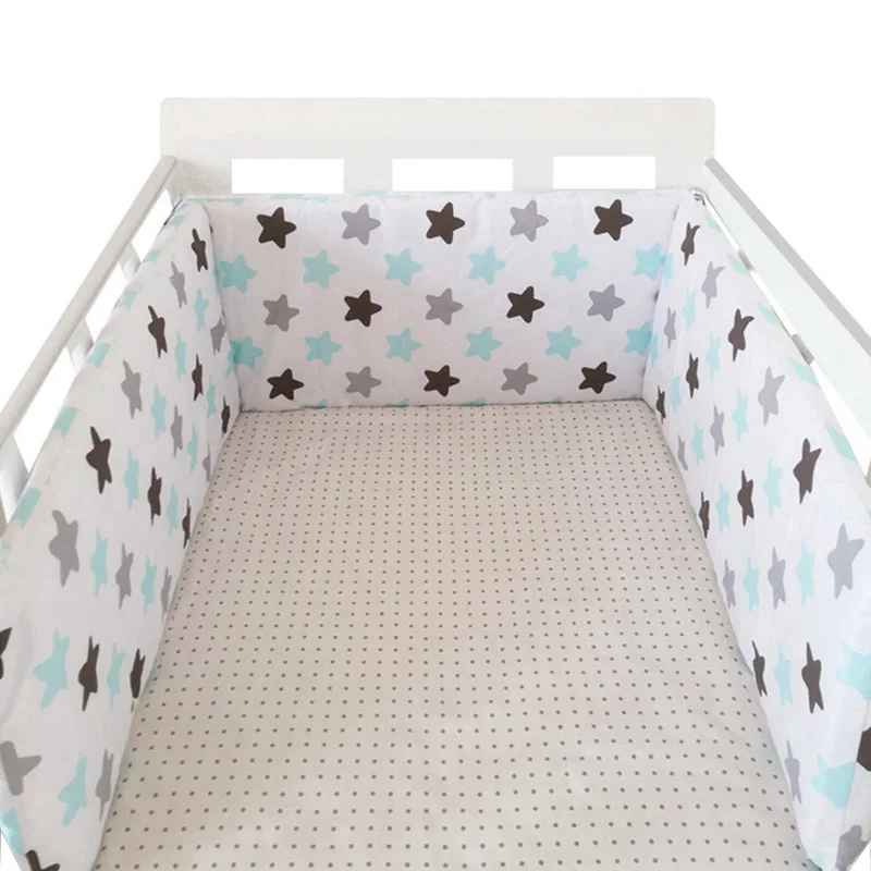 Tour de lit bébé | Blanc avec étoiles colorées - Pare - chocs une pièce 200 cm x 30 cm - L'Univers de Babychou