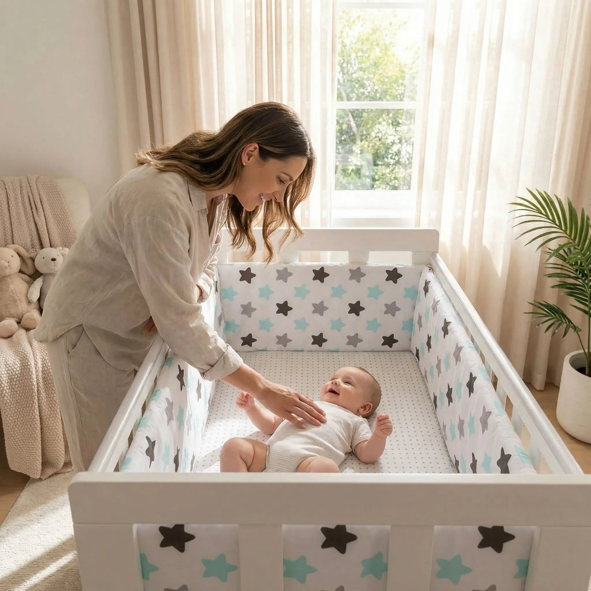 Tour de lit bébé | Blanc avec étoiles colorées - Pare - chocs une pièce 200 cm x 30 cm - L'Univers de Babychou