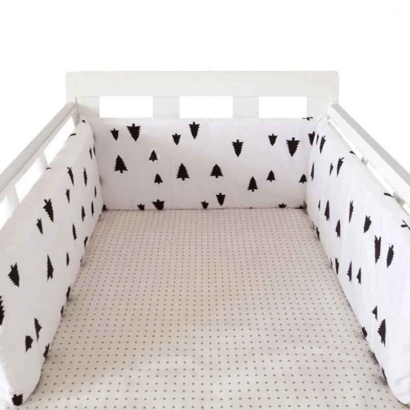 Tour de lit bébé | Blanc avec sapins noirs - Pare - chocs une pièce 200 cm x 30 cm - L'Univers de Babychou