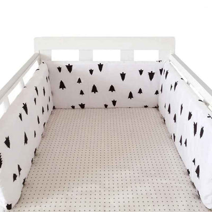 Tour de lit bébé | Blanc avec sapins noirs - Pare - chocs une pièce 200 cm x 30 cm - L'Univers de Babychou