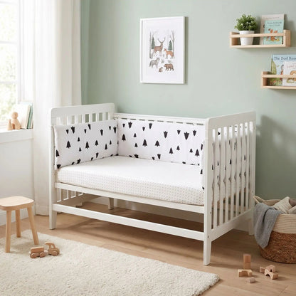 Tour de lit bébé | Blanc avec sapins noirs - Pare - chocs une pièce 200 cm x 30 cm - L'Univers de Babychou