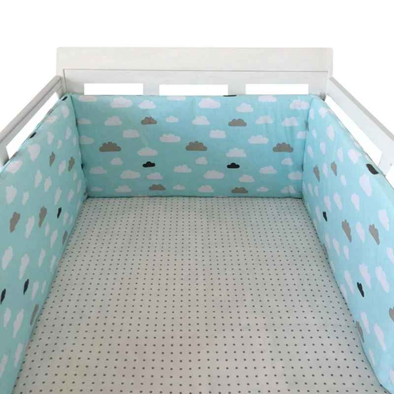Tour de lit bébé | Bleu avec nuages - Pare - chocs une pièce 200 cm x 30 cm - L'Univers de Babychou