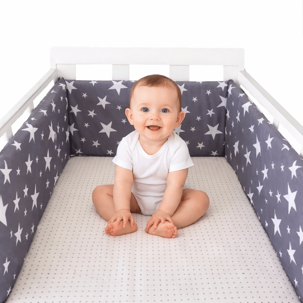 Tour de lit bébé | Gris avec étoiles blanches - Pare - chocs une pièce 200 cm x 30 cm - L'Univers de Babychou