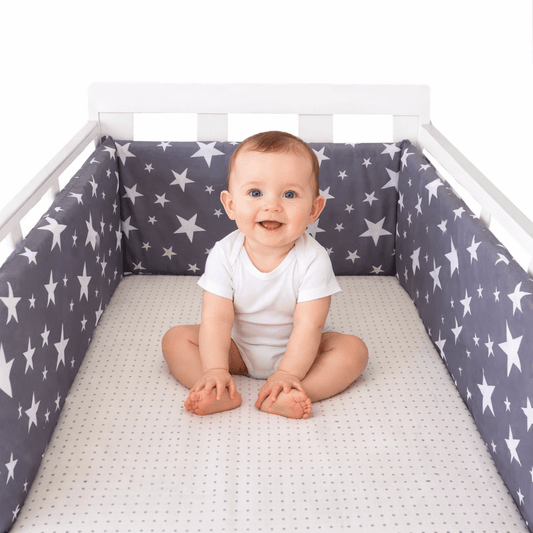 Tour de lit bébé | Gris avec étoiles blanches - Pare - chocs une pièce 200 cm x 30 cm - L'Univers de Babychou