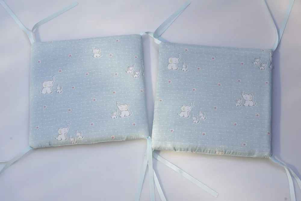 Tour de lit bébé bleu détails
