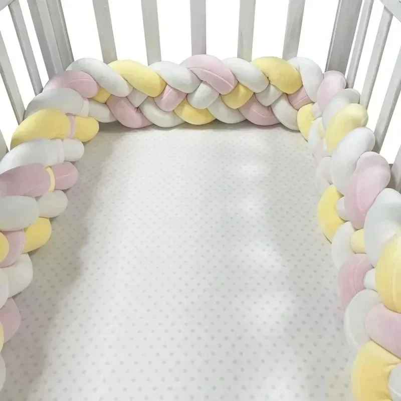 Tresse de lit blanche, jaune & rose | Pare - chocs de lit - L'Univers de Babychou
